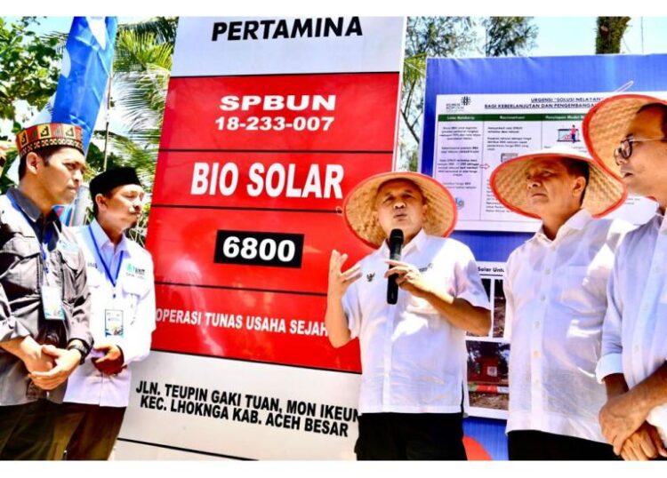 Menkop UKM Teten Masduki bersama Pj Gubernur Aceh Achmad Marzuki saat meresmikan SPBU Nelayan (SPBUN) di Mon Ikeun, Lhoknga, Aceh Besar, Ahad (14/5). (Foto. Kemenkop UKM)