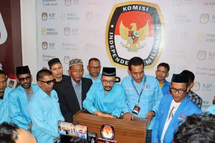 Partai SIRA saat mendaftarkan Bacaleg DPRA ke KIP Aceh, Ahad malam (14/5/2023)