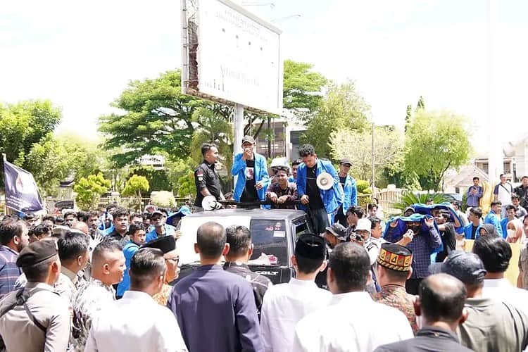 Ratusan mahasiswa FEBI UIN Ar-Raniry, melakukan unjuk rasa menolak revisi Qanun LKS di Gedung DPRA, Rabu (24/5)
