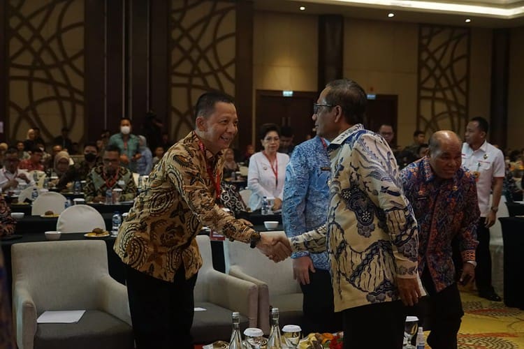 Pj Gubernur Aceh Achmad Marzuki tampak bersalaman dengan Menko Polhukam Mahfud MD pada Rapat Koordinasi Pengendalian (Rakordal) Pengelolaan Batas Wilayah Negara dan Kawasan Perbatasan di Ballroom Hotel Discovery Ancol, Pademangan, Jakarta Utara, Kamis (25/5)