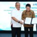 Dirut Bank Syariah Indonesia Herry Gunardi dan Ketua Umum KONI Pusat Marciano Norman, menandatangani kerja sama untuk PON XXI Tahun 2024 di Kantor KONI Pusat, Jakarta, Selasa (30/5)