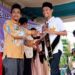 Kepala SMAN 15 Adidarma, Zulfikar SE MSi menyerahkan penghargaan kepada peserta tasyakuran tahfiz di halaman sekolah tersebut, Gampong Mulia, Kecamatan Kuta Alam, Banda Aceh, Selasa (30/5)