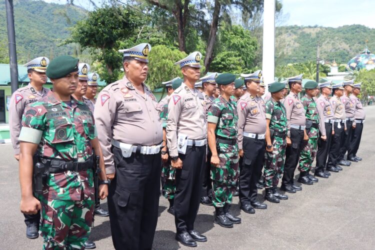 Personel Ditlantas Polda Aceh dan prajurit Yonif Raider 112/Dharma Jaya Kodam IM menggelar halal bihalal dalam apel sinergisitas TNI-Polri di Batalyon Infanteri Raider 112 Jepakeh, Aceh Besar, Senin (1/5)