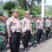 Personel Ditlantas Polda Aceh dan prajurit Yonif Raider 112/Dharma Jaya Kodam IM menggelar halal bihalal dalam apel sinergisitas TNI-Polri di Batalyon Infanteri Raider 112 Jepakeh, Aceh Besar, Senin (1/5)