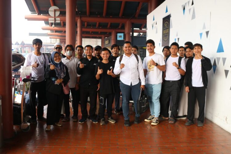 Staf Badan Penghubung Pemerintah Aceh bersama 18 Mahasiswa yang dipulangkan ke Aceh melalui Bandara Soekarno Hatta, Tangerang, Banten, Selasa (2/5)