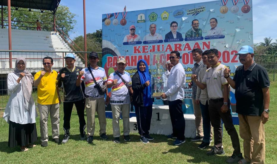 Koordinator Aceh Open dari Dispora Aceh Safrita menyerahkan piala tetap dari Pemerintah Aceh kepada juara umum UKM USK yang diterima Direktur Direktorat Prestasi dan Kewirausahaan USK Dr Ir Rahmat Fadhil di Lapangan Stadion Mini, Prof Ali Basyah Amin, Darussalam Banda Aceh, Jum'at (5/5/2023)