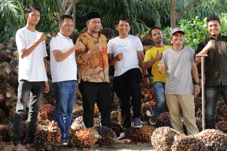 Amal Hasan saat bersilaturahmi dengan para pelaku usaha, tokoh pemuda dan mahasiswa serta tokoh masyarakat di Kecamatan Pasie Raya, Aceh Jaya