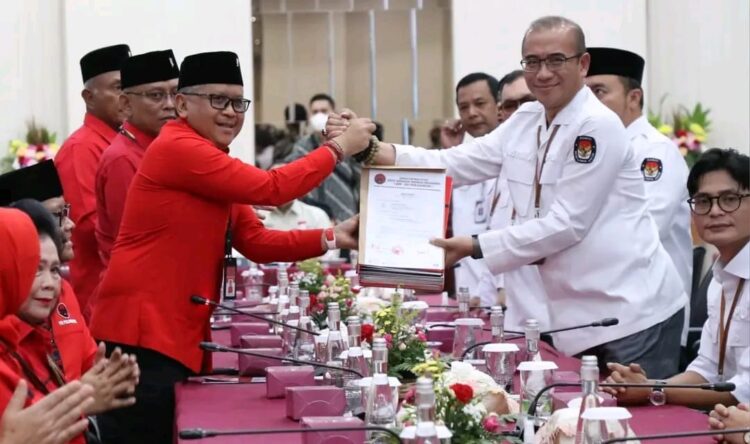 Sekjen PDIP Hasto Kristiyanto mendaftarkan bakal caleg DPR RI di Kantor KPU RI, Jakarta, Kamis (11/5)