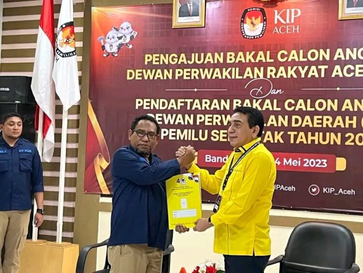 Ketua DPD I Partai Golkar Aceh Teuku Muhammad Nurlif bersama para pengurus dan Bacaleg mendaftarkan 81 Bacaleg DPRA ke KIP Aceh, Sabtu (13/5)