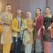 Pj Ketua Dekranasda Aceh Ayu Candra Febiola Nazuar bersama para desainer saat mengenakan busana kebaya yang dipadukan songket khas Aceh Besar pada acara fashion show HUT ke-43 Dekranas di Hotel Santika Dyandra Kota Medan, Selasa (16/5)