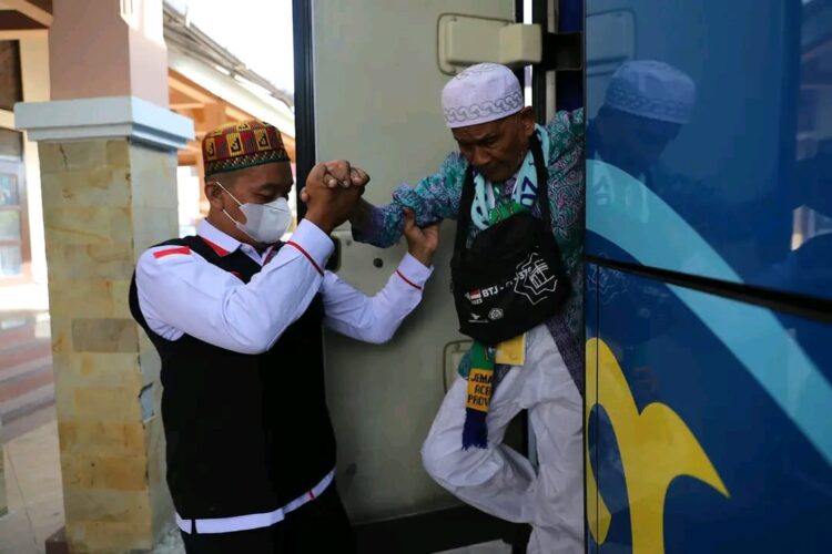 Jamaah haji Kota Banda Aceh yang tergabung dalam kelompok terbang (Kloter) 01-BTJ, Selasa (23/5) masuk Asrama Haji Embarkasi Aceh