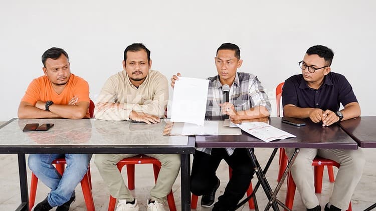 Kuasa hukum H Nazaruddin Dek Gam, Zulkifli dan Askhalani memberikan keterangan terkait perdamaian dengan Zulfikar SBY