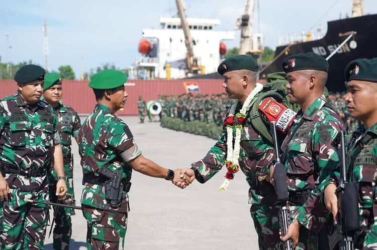 Pangdam lM Mayjen TNI Novi Helmy Prasetya menyambut kepulangan 399 prajurit Yonif RK 113/JS di Pelabuhan Krueng Geukuh, Lhokseumawe, Rabu sore (24/52023)