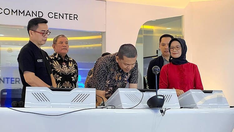 Kadis Kominsa Aceh Marwan Nusuf dan Kadis Kominfo Jawa Barat Ika Mardiah menandatangani Perjanjian Kerja Sama Pengembangan Potensi Daerah dan Peningkatan Pelayanan Publik, Kamis (25/5) di Bandung, Jawa Barat