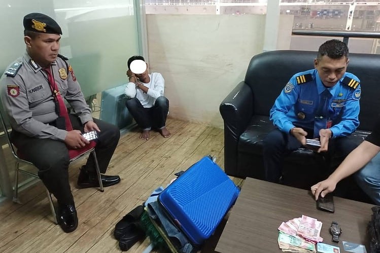 Pria asal Langsa, Aceh ditangkap karena kedapatan membawa 2 kg narkoba jenis Sabu di Bandara Kualanamu, Jum'at (26/5)