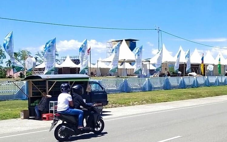 Tampak sejumlah tenda untuk dijadikan stand TTG ke 24 di lingkungan Jantho Sport City (JSC), Kota Jantho, Ahad pagi (28/5)