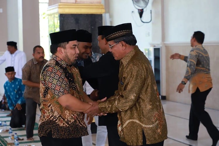 Pj Bupati Aceh Besar Muhammad Iswanto menghadiri pelantikan dan serah terima jabatan Imuem Mukim Sungai Makmur Kecamatan Blang Bintang, di Masjid Baitul Makmur Kemukiman Sungai Makmur Gampong Cot Nambak, Ahad (28/5)