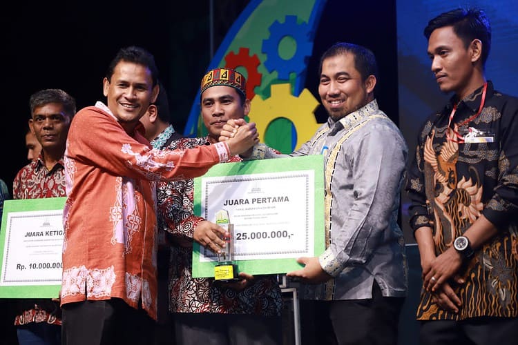 Kadis Pemberdayaan Masyarakat dan Gampong Provinsi Aceh Zulkifli menyerahkan hadiah kepada juara lomba inovasi alat-alat TTG dan lomba Gampong Tingkat Provinsi Aceh Tahun 2023 pada pembukaan Gelar TTG ke-24 Tingkat Provinsi Aceh di komplek Jantho Sport City (JSC), Selasa malam (30/5)