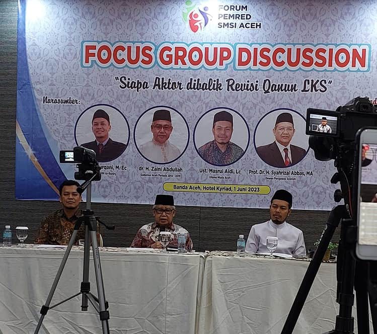 Mantan Gubernur Aceh dr Zaini Abdullah didampingi Ustadz Masrul Aidi dan Dr Hafas Furqani menjadi pemateri FGD "Siapa Aktor di Balik Revisi Qanun LKS” di Hotel Kyriad Muraya Banda Aceh, Kamis (1/6/2023)