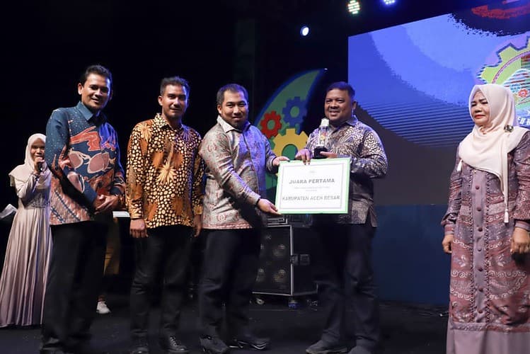 Pj Bupati Aceh Besar Muhammad Iswanto didampingi Kepala DPMG Aceh Zulkifli MSi menyerahkan hadiah kepada pemenang juara stand terbaik Gelar TTG XXlV Aceh di komplek JSC Kota Jantho, Jumat malam (2/6)