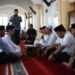 Pj Bupati Aceh Besar Muhammad Iswanto menyaksikan prosesi pensyahadatan Armen warga Tionghoa yang kini berganti nama Hasan Masyhur yang dibimbing Ketua MPU Aceh Besar Tgk H Nasruddin M, di Masjid Al Jihad, Kecamatan Montasik, Sabtu (3/6)