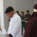 Sepasang muda mudi yang kedapatan berbuat mesum dalam mobil di kawasan Pantai Ulee Lheue, Banda Aceh dihukum 21 kali cambukan, Rabu (7/6)