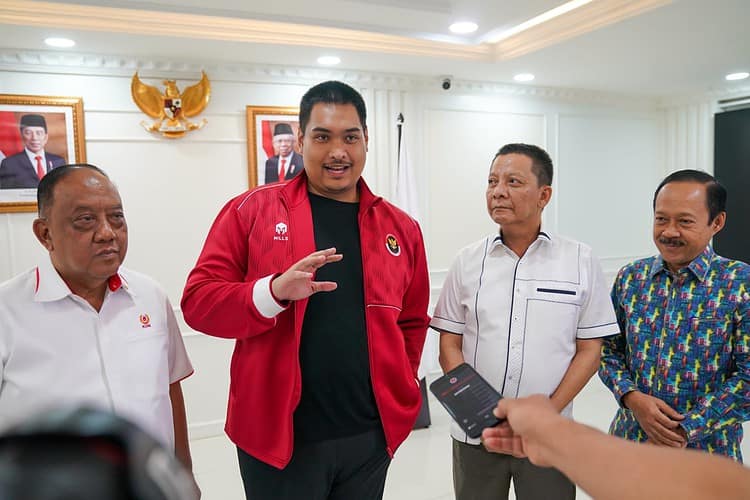 Menpora Dito Ariotedjo menerima Ketua Umum KONI Pusat Marciano Norman, Pj Gubernur Aceh Achmad Marzuki dan Sekda Sumut Arief Sudarto Trinugroho di Kemenpora, Jakarta, Rabu (7/6). Pertemuan membahas penyelenggaraan PON XXI tahun 2024