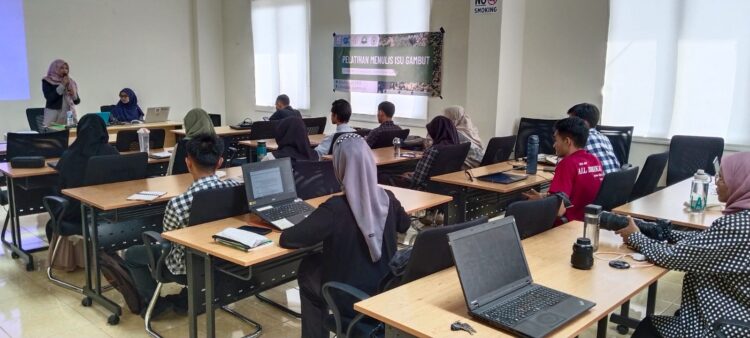 Forum Jurnalis Lingkungan Aceh menggelar 'Pelatihan Menulis Isu Gambut' selama dua hari, Jum'at hingga Sabtu (23-24/6/2023) yang berlangsung secara hybrid di lantai II, Gedung UPT-TIK ICT Uniersitas Syiah Kuala Banda Aceh
