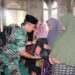 Dandim 0107/Aceh Selatan Letkol Arh Helmy Ariansyah menyerahkan bantuan sembako kepada masyarakat Gampong Jambo Keupok Kecamatan Kota Bahagia, Jum'at (30/6)