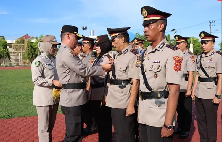 Kapolres Aceh Utara AKBP Deden Heksaputera S memimpin serah terima jabatan 2 Kabag dan 5 Kapolsek, di lapangan Tribrata Mapolres setempat, Kamis pagi (8/6)