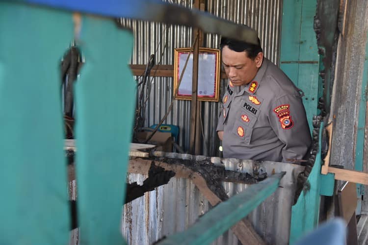 Kapolres Bireuen AKBP Mike Hardy Wirapaja berada di lokasi terbakarnya Balai Pengajian milik Muhammadiyah di Desa Sangso Kecamatan Samalanga