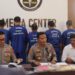 Kapolres Aceh Jaya AKBP Yudi Wiyono didampingi Kabag Ops AKP Rafi Darmawan dan Kasat Resnarkoba AKP Darli saat konferensi pers, Jum'at (9/6), terkait penangkapan 8 tersangka kasus narkotika