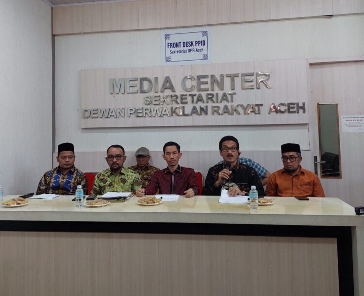 Ketua-ketua Fraksi di DPRA memberikan keterangan kepada wartawan terkait usulan calon tunggal Pj Gubernur Aceh, pada konferensi pers yang berlangsung di Media Center Sekretariat DPRA, Senin (12/6)