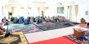 Tgk H Masrul Aidi Lc mengisi pengajian rutin yang dilaksanakan pengurus TP-PKK Kabupaten Aceh Besar di Meuligoe Bupati, Kota Jantho, Selasa siang (13/6)