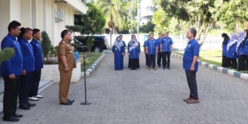 Pj Bupati Aceh Besar Muhammad Iswanto memimpin apel peringatan HUT ke-30 PDAM Tirta Mountala, di halaman Kantor PDAM, Gampong Siron, Ingin Jaya, Selasa (13/6)