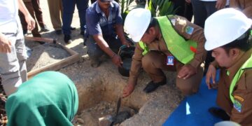 Pj Bupati Aceh Jaya Nurdin melakukan peletakan batu pertama pembangunan Pabrik Kelapa Sawit di Kecamatan Darul Hikmah, Selasa (26/6)