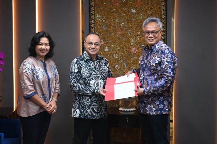 Kementerian Luar Negeri menerima tiga sertifikat dari UNESCO tentang penetapan tiga arsip bersejarah Indonesia sebagai Ingatan Kolektif Dunia (Memory of the World), pada Senin (3/7)