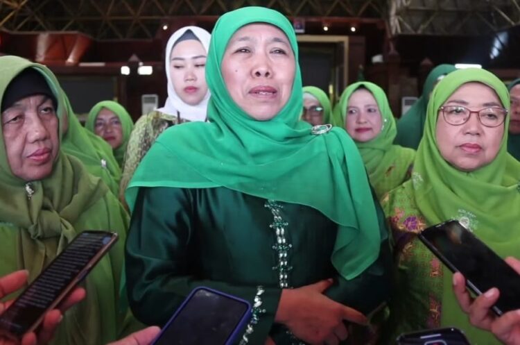 Ketua Umum Pengurus Pusat Muslimat Nahdlatul Ulama Khofifah Indar Parawansa saat menghadiri pelantikan dan rakerwil Muslimat NU Aceh, di Anjong Mon Mata Banda Aceh, Sabtu (8/7)