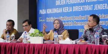 Dirjen Pendidikan Vokasi Dr Ir Kiki Yulianti MSc dalam dialog pendidikan vokasi bertajuk Kebijakan Direktorat Jenderal Vokasi dalam rangka Pengembangan Sekolah Menengah yang Unggul di SMKN 3 Banda Aceh, Senin(10/7)