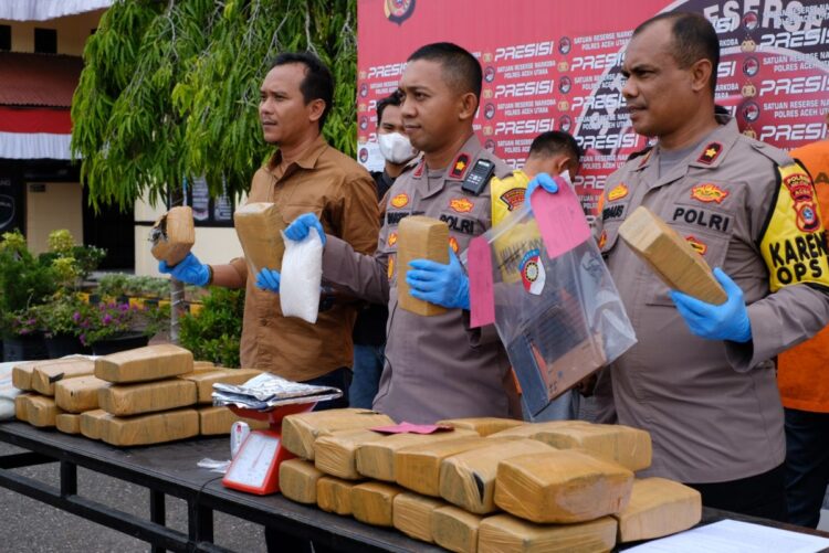 Satuan Reserse Narkoba Polres Aceh Utara menggagalkan pengiriman 42 ganja kering ke Bali