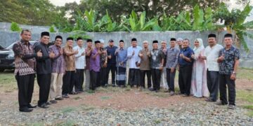 Pj Bupati Aceh Besar Muhammad Iswanto bersama pengurus Forum Imuem Mukim Aceh Besar (FIMAB), Sabtu (22/7) petang di Gani, Kecamatan Ingin Jaya