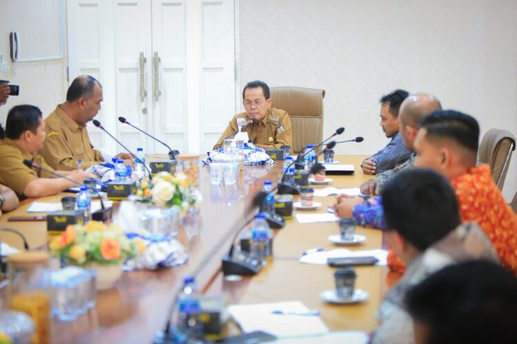 Pj Wali Kota Banda Aceh Amiruddin menerima kunjungan komisioner KIP Banda Aceh pada Senin, 24 Juli 2023, di pendopo