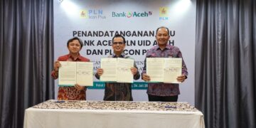 Dirut Bank Aceh Syariah Muhammad Syah, Direktur Keuangan PLN Icon Plus Teguh Widhi Harsono dan GM PLN UID Aceh Parulian Noviandri menandatangani kerja sama di Hotel Kyriad Muraya Banda Aceh pada Selasa (4/7)