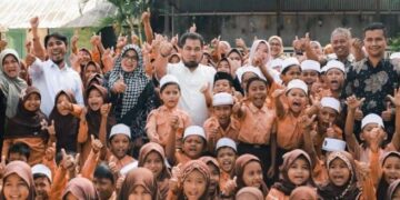 Pj Bupati Aceh Besar Muhammad Iswanto bersama murid SD di kawasan Siron, Kecamatan Kuta Cot Glie, beberapa waktu lalu