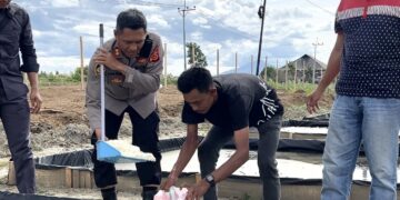 Kapolres Pidie AKBP Imam Asfali memperkenalkan cara praktis produksi garam kepada petani di Gampong Lhee Meunasah Kecamatan Simpang Tiga
