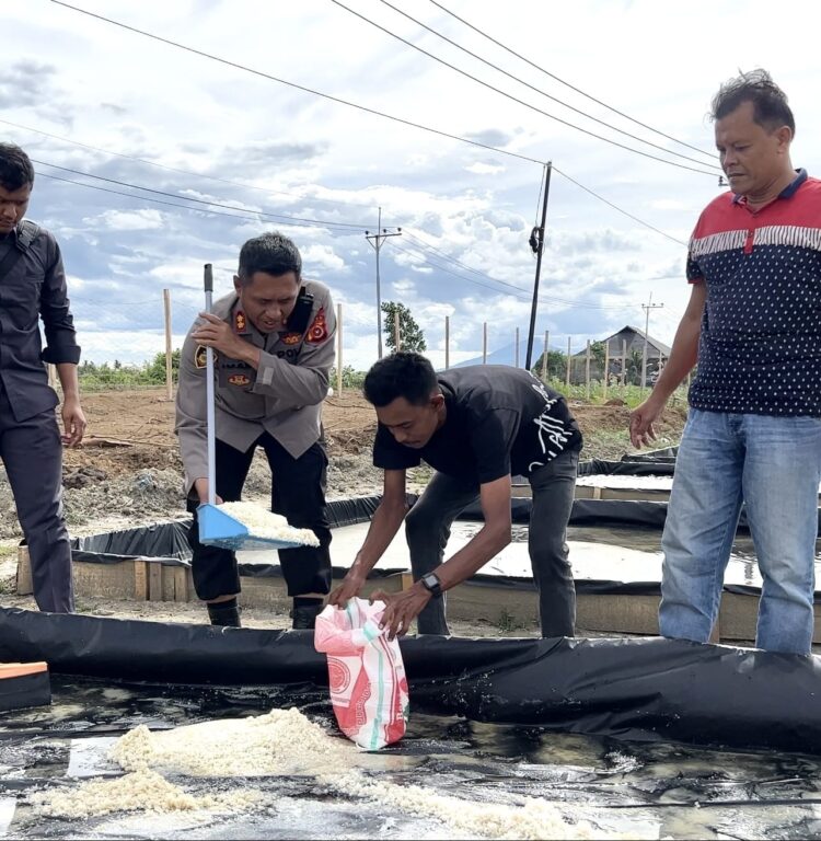 Kapolres Pidie AKBP Imam Asfali memperkenalkan cara praktis produksi garam kepada petani di Gampong Lhee Meunasah Kecamatan Simpang Tiga