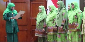 Ketua Umum Pengurus Pusat Muslimat Nahdlatul Ulama Khofifah Indar Parawansa melantik 21 Pimpinan Cabang Muslimat Nahdlatul Ulama se-Aceh, di Anjong Mon Mata Banda Aceh, Sabtu (8/7)