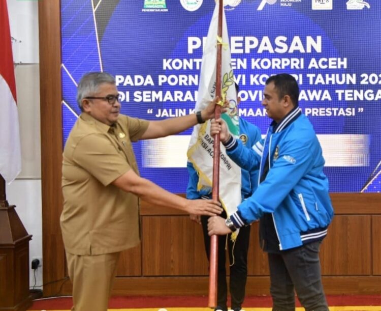 Sekda Aceh Bustami foto melepas kontingen Korpri Aceh untuk bertanding di ajang Pekan Olahraga Nasional (Pornas) Korpri XVI ke Semarang, Jawa Tengah, Selasa (11/7)