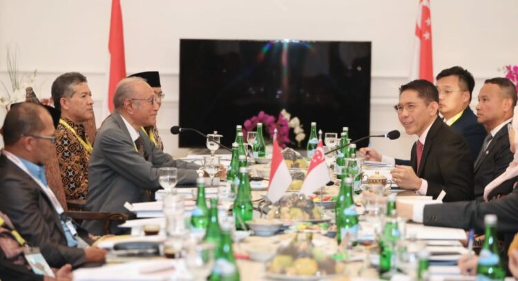 Menteri Kedua Pendidikan dan Luar Negeri Singapura Mohammad Maliki Bin Osman melakukan pertemuan dengan Wali Nanggroe Aceh Malik Mahmud Al Haythar, di Meuligoe Wali Nanggroe, Aceh Besar, 13 Juli 2023