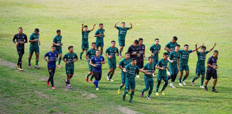 Latihan tim Persiraja di Stadion H. Dimurthala, Lampineung Banda Aceh